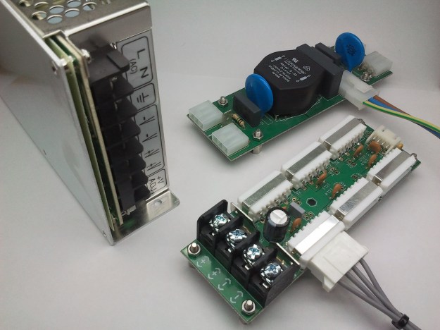 Conjunto de conexiones y fuente de alimentación.