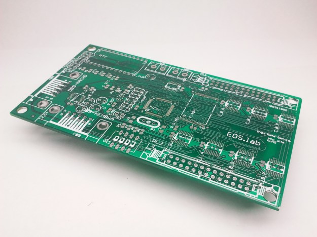 PCB prototipo de la tarjeta de control de pantallas LED y cruces de farmacia.